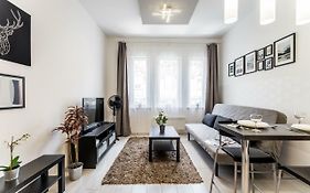 Fleur Creme Apartment